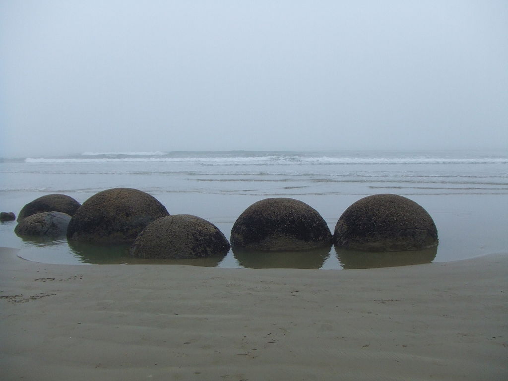 Популярной туристической достопримечательностью стали валуны Моераки — группа из нескольких сотен каменных шаров диаметром от 0,5 до 2,2 метра, лежащих группами и по одиночке примерно на 300 метрах пляжа Коекохе на юге Южного острова Новой Зеландии. Фото: Kiwi-sonja / Wikimedia Commons.