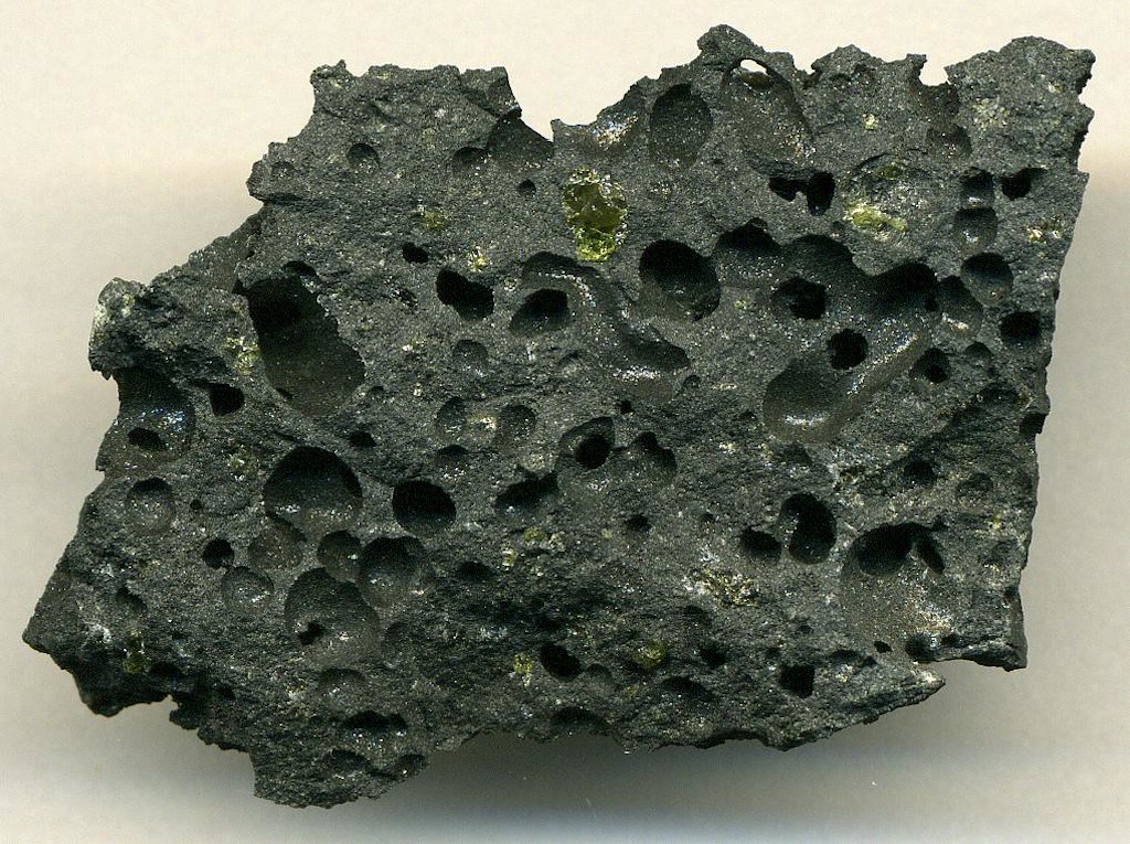 В норме вулканический шлак выглядит примерно так. Этот кусок был выброшен Килауэа в 1960 году. Благодаря пористой структуре и небольшому весу такие куски пород могут даже плавать в воде. Фото: James St. John / Flickr.
