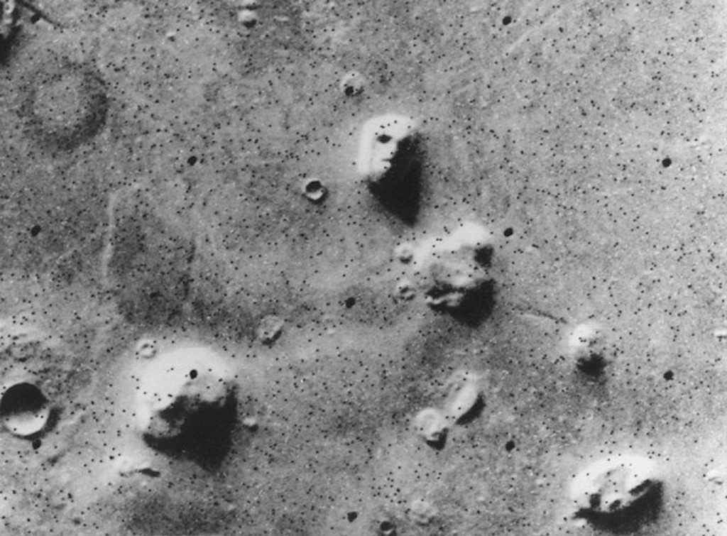 Фото региона Кидония с холмом-лицом, сделанное Viking 1 в 1976-м. Черные точки — шум на изображении. Фото: Viking 1, NASA / Wikimedia Commons.