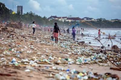 Официальные лица в прошлом году объявили о чрезвычайной ситуации после того, как побережье Бали было завалено мусором. Фото Maxim Blinkov | Shutterstock