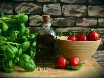 Коронными блюдами средиземноморской диеты называются салат из фасоли с помидорами и огурцами, с добавлением сыра фета и свежей зелени. 