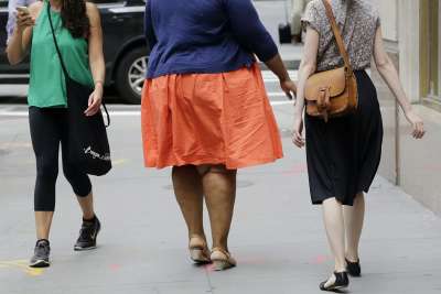 Женщина с лишним весом в Нью-Йорке, США. Иллюстрация AP Photo / Mark Lennihan