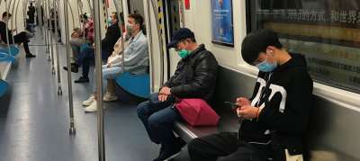Пассажиры метро в городе Шэнчжэнь, Китай. Медицинская повязка стала повседневным атрибутом. Фото: ООН/Дж.Жань