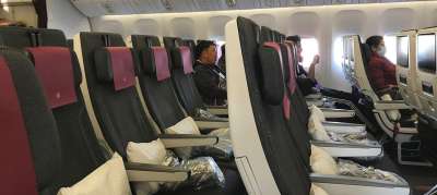 Практически пустым прилетел самолет из Дохи, Катар, в Нью-Йорк, США. Многие сдают билеты, опасаясь инфекции. Фото: ООН