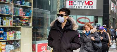 Все больше жителей Нью-Йорка предпочитают выходить на улицу в медицинской маске - для защиты от коронавируса. 1 марта стало известно о первом случает заболевания в городе. Фото ООН/Л.Фелипе