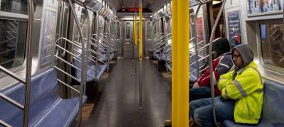 Так выглядит сегодня нью-йоркское метро. В городе ввели карантин, но ежедневное число новых случаев инфицирования пока стремительно растет. Фото: ООН/К.Пугачева