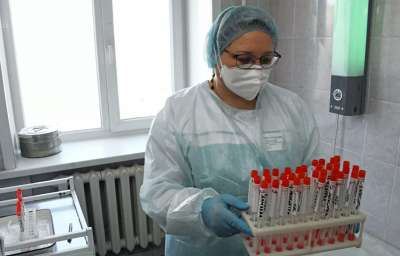 Врач держит в руках пробирки с образцами биоматериалов для тестирования на коронавирус. Архивное фото РИА Новости / Евгений Епанчинцев