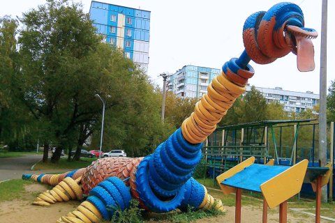 Забавный "шинозавр" много лет радовал жителей района Мневники. Но теперь такое использование шин запрещено. Фото: Lesless / Wikimedia Commons.