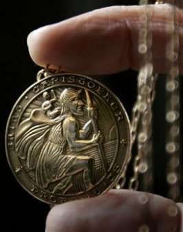 Золотой медальон. Фото с сайта http://www.jewellernet.ru