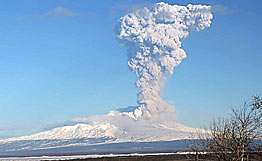 Вулкан Шивелуч на Камчатке выбрасывает пепел на высоту до 5,5 км. РИА Новости.