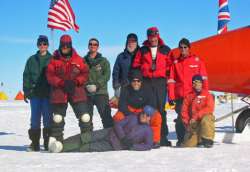 Ученные BAS, открывшие подледное извержение вулкана в Антарктиде. Фото: журнал &quot;Мембрана&quot;.