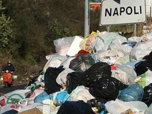 Свалка мусора на въезде в Неаполь. Фото AFP