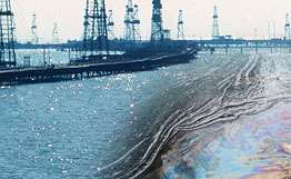 Из-за аварии в Дагестане в Каспий попала нефть. Фото: РИА Новости