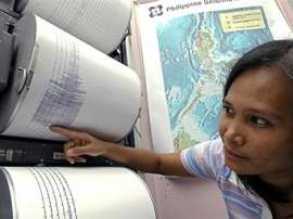 Метеоролог демонстрирует показания сейсмической активности на Филиппинах. Фото AFP, архив
