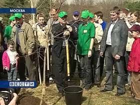 Москвичи вышли на общегородской субботник. Мэр города посадил абрикосовое дерево. Фото: Вести.Ru