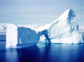 Около 600 айсбергов - вдвое больше, чем в минувший сезон - оказались в нынешнем сезоне у побережья Ньюфаундленда. Фото: АМИ-ТАСС