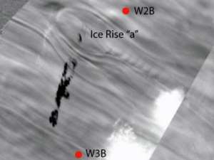 Фрагмент спутникового снимка ледового течения Вилланса, в центре виден деформирующийся участок. Фото с сайта environment.newscientist.com