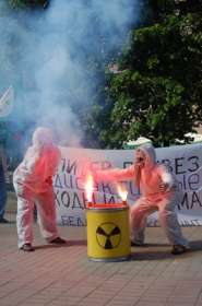 Экологи раздавали прохожим листовки, несколько активистов одетые атомными монстрами носили большую дымящуюся бочку со знаком &quot;радиационная опасность&quot;. Фото: &quot;Беллона&quot;