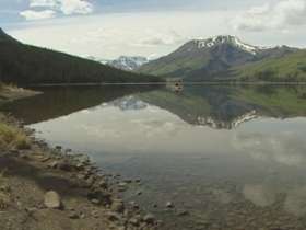 Нефтяное пятно значительных размеров обнаружено на озере Гленнифер-Лейк, в канадской провинции Альберта. Фото: CBC