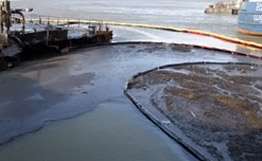 Более 5 тонн нефтепродуктов вылилось в Финский залив. Фото: РИА Новости