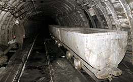 Пустые вагонетки в одной из шахт. Фото: РИА Новости