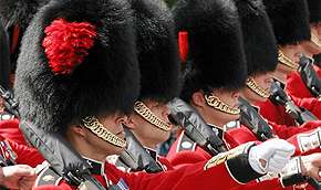 Традиционные шапки из меха медведей, которые носит охрана Букингемского дворца. Фото: MIGnews.com