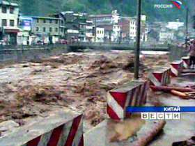 Наводнение на юге Китая: 2 человека погибли, 50 тысяч эвакуированы. Фото: Вести.Ru