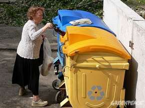 Если контейнеры стоят удобно для людей, исправны и регулярно вывозятся, жители охотно собирают мусор раздельно. Фото: Greenpeace / Егор Тимофеев