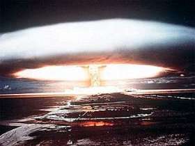 Ядерный взрыв на атолле Муруроа в Тихом океане, 1971 год. Фото из архива ©AFP