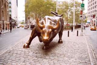 Статуя Charging Bull (Атакующий Бык) - символ Нью-Йоркской товарной биржи на Уолл-Стрит, которая олицетворяет финансовый оптимизм и процветание. Возможно, 2009 год будет более удачным для Финансового Квартала Нью-Йорка и всей мировой экономики... Фото: http://www.zveryshki.ru