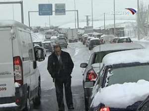 Сильный снегопад, прошедший в субботу в Мадриде, заметно осложнил дорожное движение. Фото: Вести.Ru