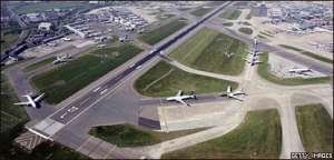 Хитроу - самый большой из пяти лондонских аэропортов - обслуживает ежегодно 67 миллионов пассажиров. Фото: BBC