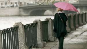 Девушка под зонтом. Фото: РИА Новости