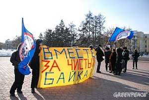 19 февраля в Иркутске, в сквере имени Кирова прошел пикет под лозунгом «Вместе за чистый Байкал!», организованный Байкальским движением. Фото: Greenpeace