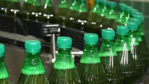 Парусник из пластиковых бутылок призван привлечь внимание к необходимости вторичной переработки отходов. Фото: РИА Новости