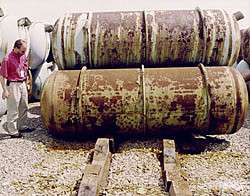 Типовое хранение гексафторида урана. Стальные контейнеры подвержены коррозии. Фото: http://web.ead.anl.gov