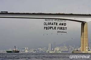 1 апреля 2009. Бразилия. Активисты Гринпис свесили с моста через залив Гуанабаро в Рио-де-Жанейро огромный баннер (размером 50х30 м). На банере начертано обращение «Мировые лидеры: климат и люди в первую очередь». Фото: Greenpeace