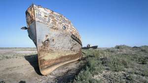 Остатки корабля на месте высохшего Аральского моря. Фото: РИА Новости