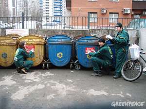 На одной из площадок Выборгского района контейнеры для раздельного сбора мусора используются для сбора смешанного мусора. Фото: Greenpeace