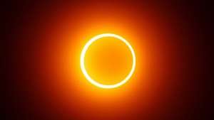 Полная фаза кольцеобразного солнечного затмения. Фото: РИА Новости