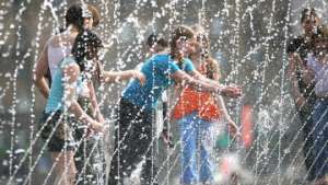 Дети у фонтана в жаркую погоду. Фото: РИА Новости