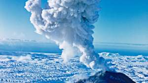 Вулкан Ключевский на Камчатке выбрасывает лаву на сто метров. Фото: РИА Новости