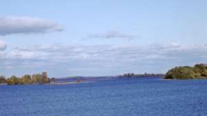 Заброшенные нефтехранилища, возможно, загрязняют Онежское озеро. Фото: РИА Новости