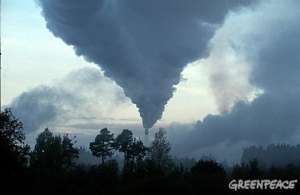 Промышленные выбросы играют большую роль в загрязнении атмосферы парниковыми газами, Ленинградская обл., Россия. Фото: Greenpeace