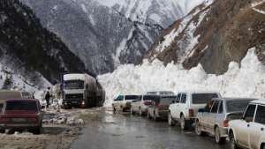 Сход снежных лавин заблокировал движение по Транскавказской магистрали. Фото: РИА Новости