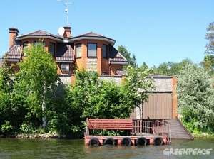 Забор элитного особняка, уходящий в озеро, стал привычной картиной для Ленинградской области. Фото: Greenpeace