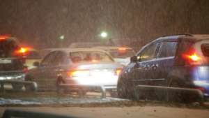 Трехдневный снегопад создал проблемы на улицах Владивостока. Фото: РИА Новости
