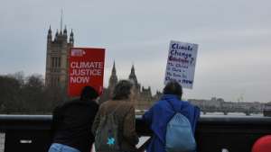 Более 20 тысяч активистов британских экологических организаций и движений прошли в субботу по улицам Лондона. Фото: РИА Новости