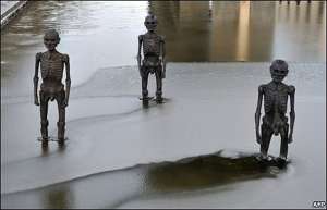 Перед зданием, в которых проходят заседания, расставлены модели людских скелетов. Фото: http://www.bbc.co.uk