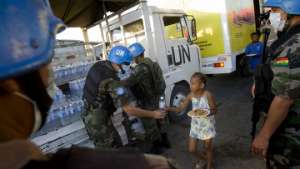Миротворцы ООН на Гаити раздают воду и продовольствие пострадавшим от землетрясения. Фото: РИА Новости